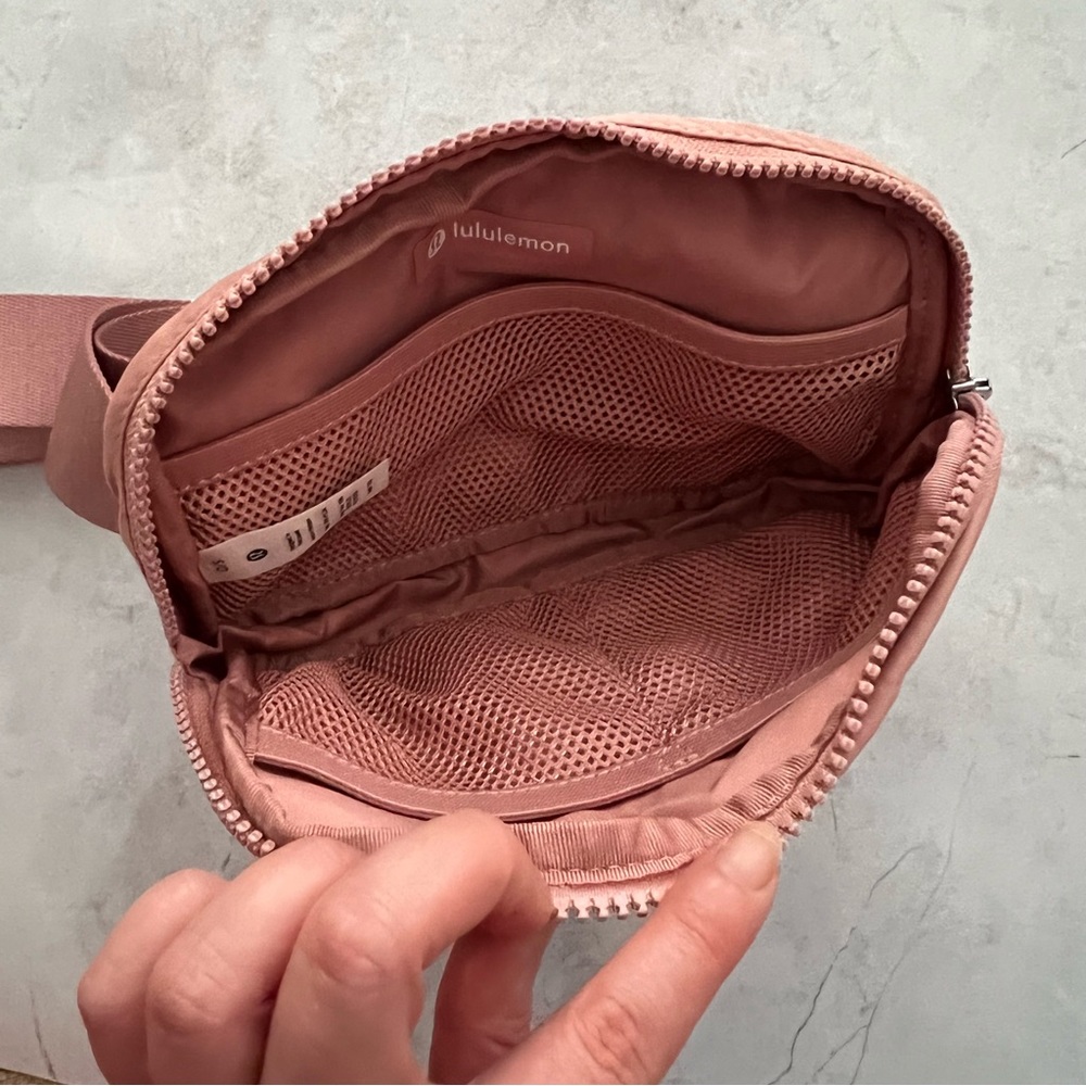 NWT Lululemon Everywhere Belt Bag Pink - Picture 4 of 9